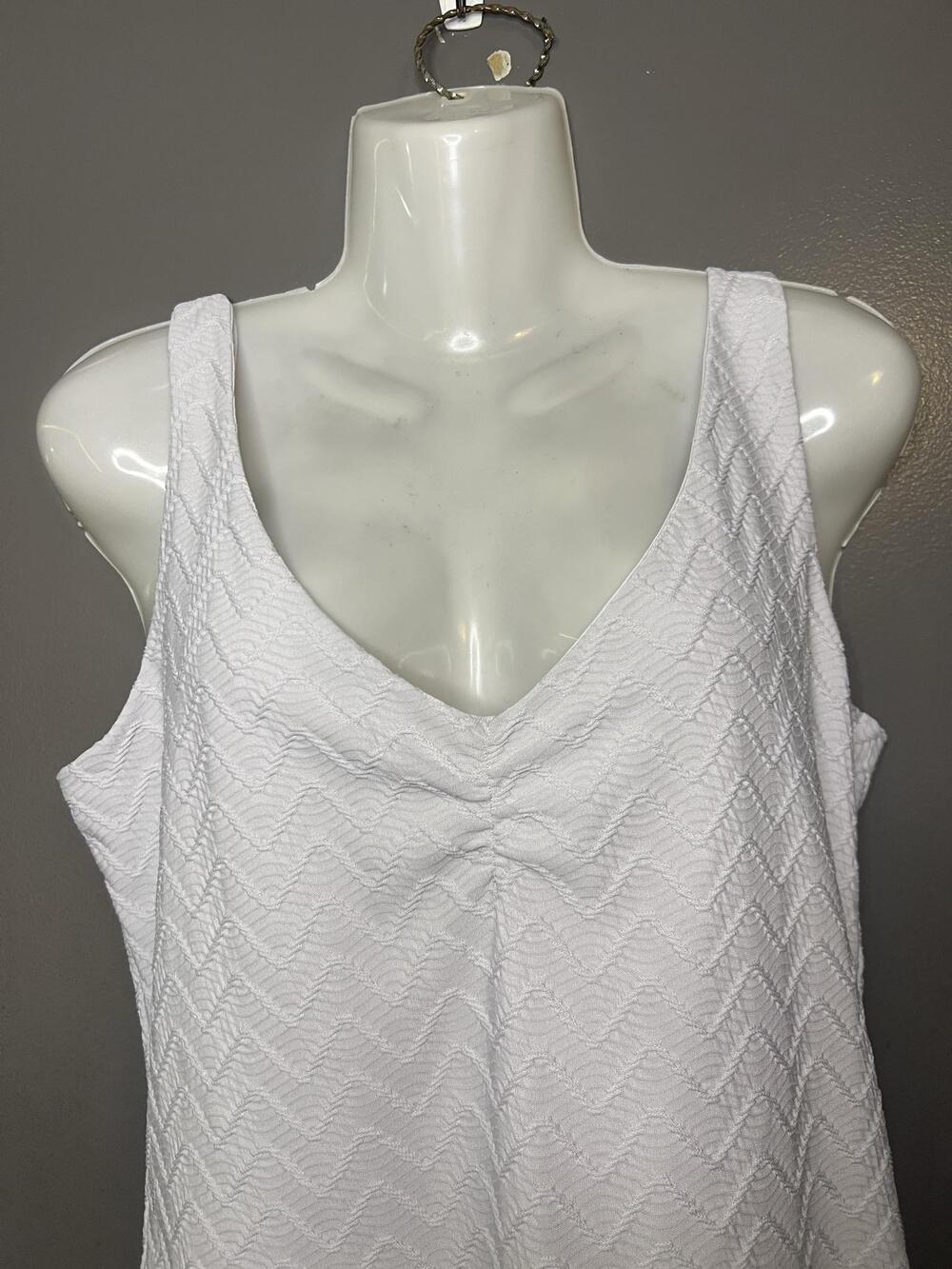 White House Black Market Tank Top Womens Large White Textured V Neck Lined Knit